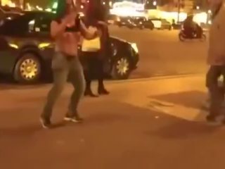 Girtas mergaitė juostos į as gatvė