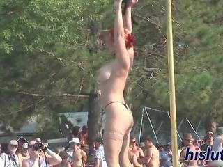 Ravishing roodharige performs striptease in publiek