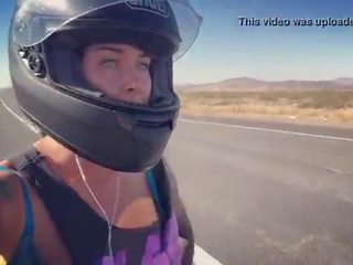 Felicity feline motorcycle bohyně na koni aprilia v podprsenka